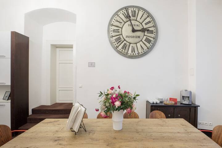 10 rooms on the Square with private bathrooms gallery image 5