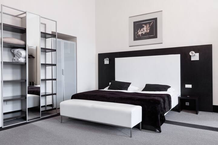 10 rooms on the Square with private bathrooms gallery image 3