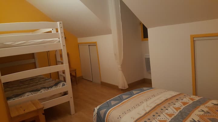 chumba cha kulala 5 ghorofani 
Kitanda 1 cha ghorofa na kitanda 1 cha mtu mmoja 