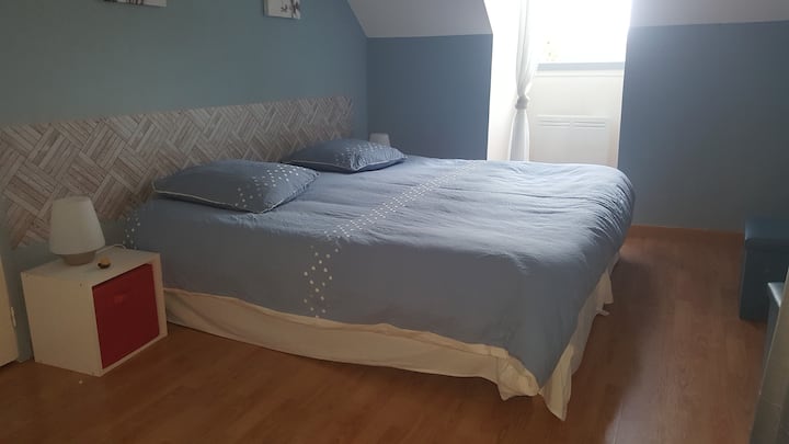 chumba cha 3 ghorofani 
kitanda cha sentimita 180 au uwezekano wa vitanda 2 vya mtu mmoja vilivyo 
na dawati dogo 