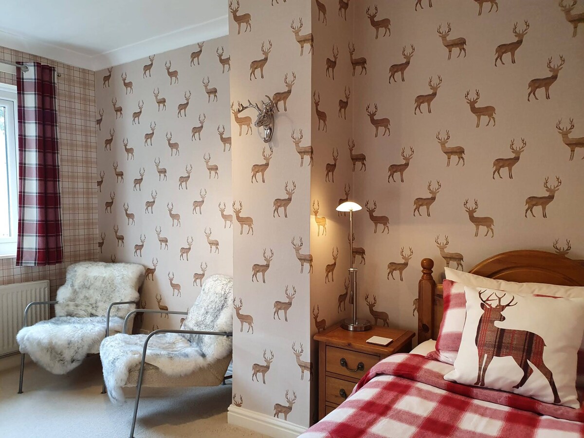 Soba s temom Second Stag može se koristiti kao dnevni boravak i/ili dodatni smještaj za spavanje za obitelj.

Dodatni manji jednostruki krevet umjesto stolica dostupan je na zahtjev