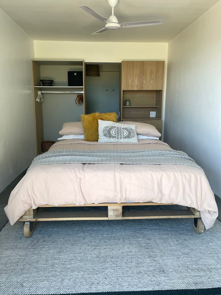 1号客房，带套房，通往楼下的花园