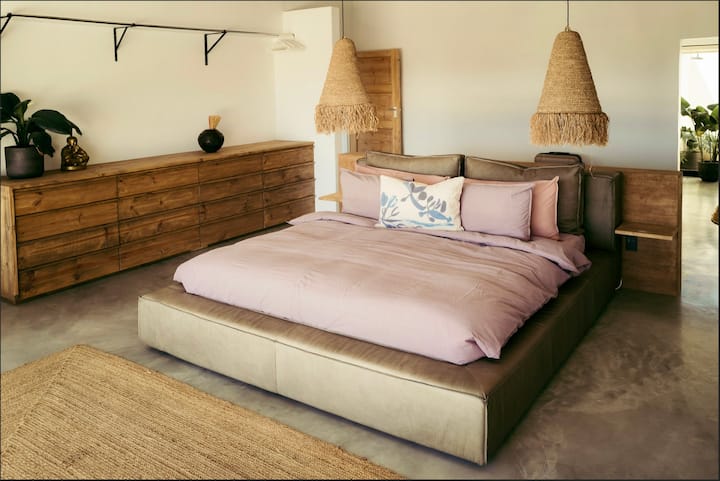 豪华主卧配备加大双人床和套房浴室，让您放松身心。 走进您的私人露台，欣赏令人惊叹、不间断的海景。 一个舒适和时尚的天堂等着您。