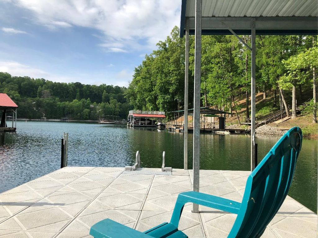 Beautiful 5ba/3.5 ba on a calm Norris Lake cove Houses for Rent in