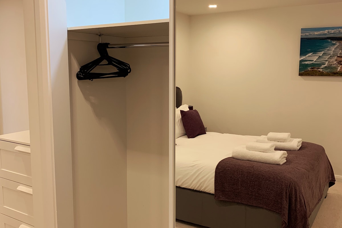 Chumba cha kulala kimoja na bafu

Kitanda ni

kingsize 32'' smart tv na anga kamili 

Mwonekano wa bustani ya nyuma