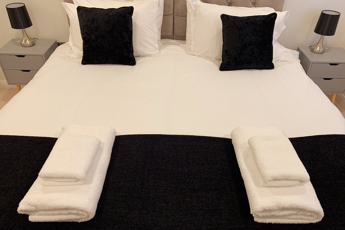 Chumba cha kulala cha watu wawili karibu na bafu la familia lenye bafu/bomba la mvua

Kitanda kinaweza kuwa kikubwa sana au kugawanywa katika vitanda viwili vikubwa

Mtazamo wa bahari