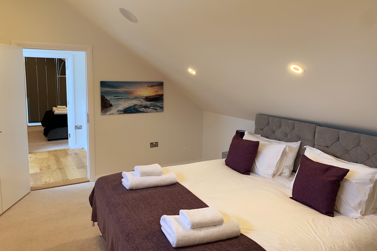 Chumba cha kulala cha nne na chumba cha kulala tatu kinyume.