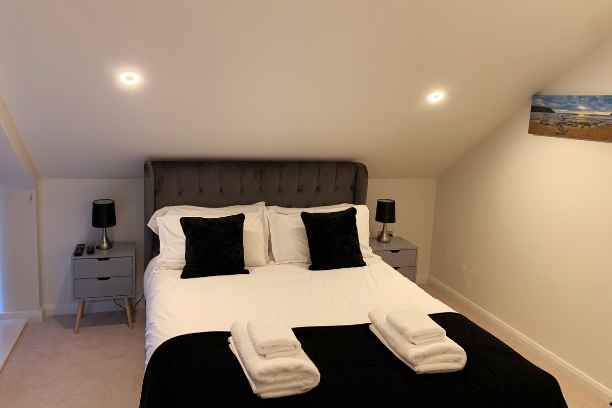 Chumba cha kulala cha tatu na chumba cha kulala kilicho na sehemu ya kuogea

Kitanda ni

kingsize 32'' smart tv na anga

Mtazamo wa bahari.