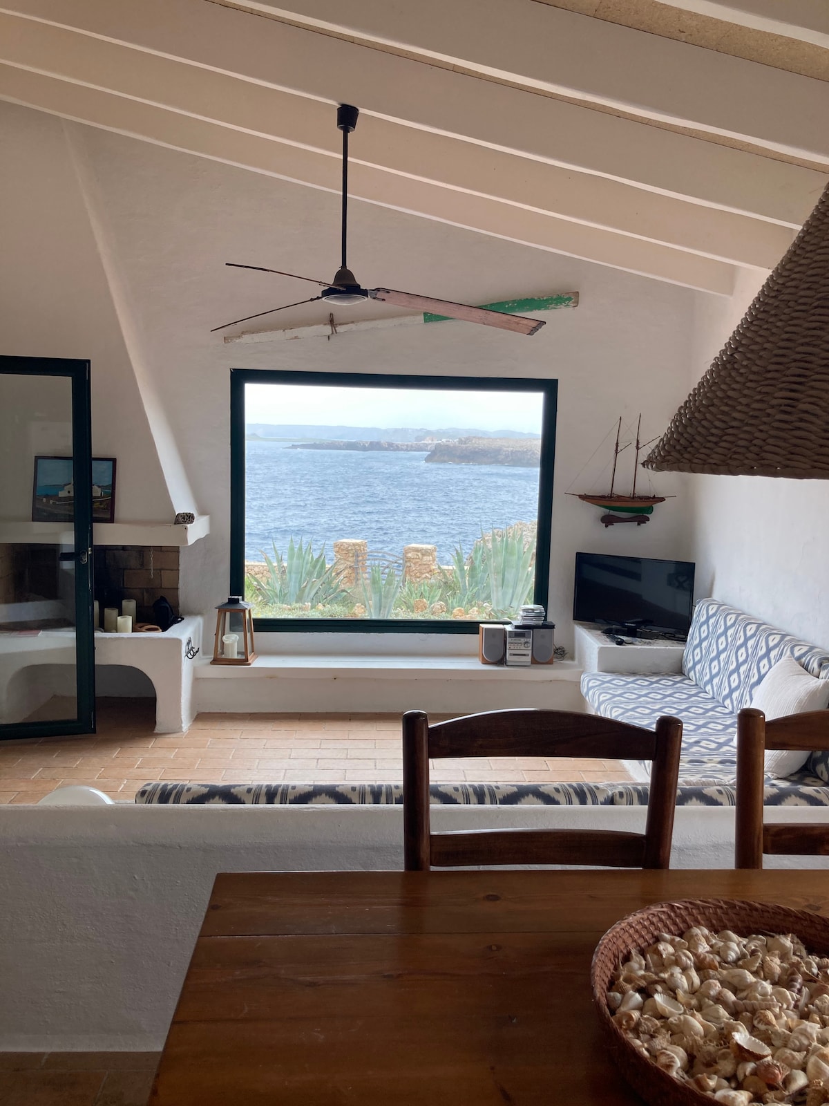 Airbnb con mejor rendimiento: Wonderful oceanfront villa en Es Mercadal