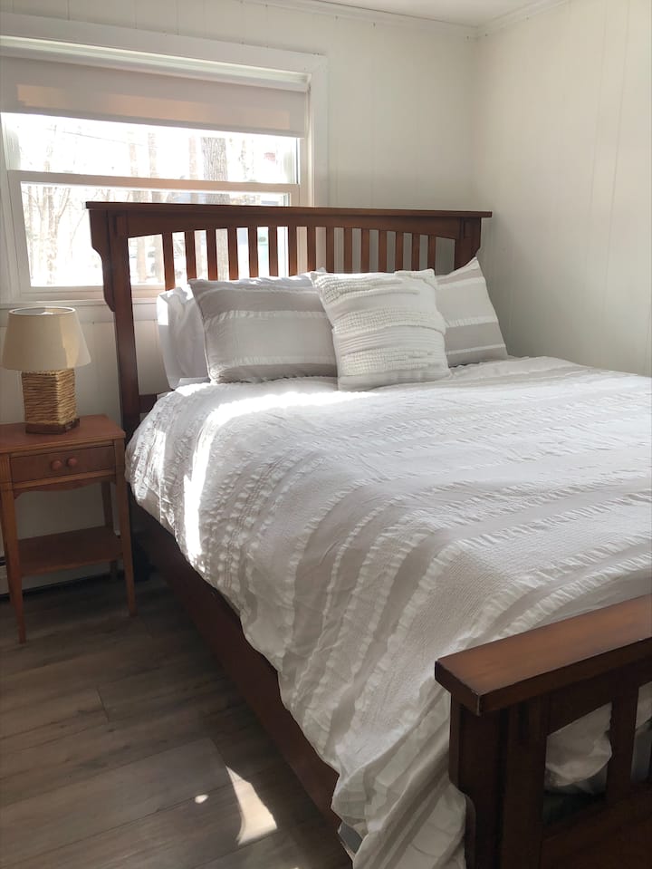 חדר שינה 1 ממוקם בקומה הראשונה. כולל מיטת קווין סייז, לשכה גבוהה, ארון גדול לאחסון ושידת לילה.