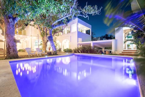 Family House with Private Pool for 22 Personas