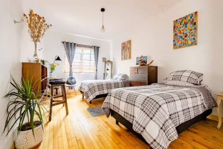 Charming 3 bedroom guest house with private patios gallery image 5