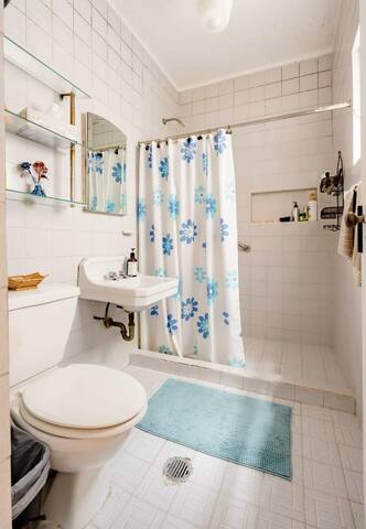 Charming 3 bedroom guest house with private patios gallery image 4