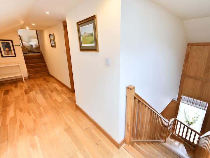 القاعة العلوية مع الدرجات المؤدية إلى غرفة النوم الثالثة 