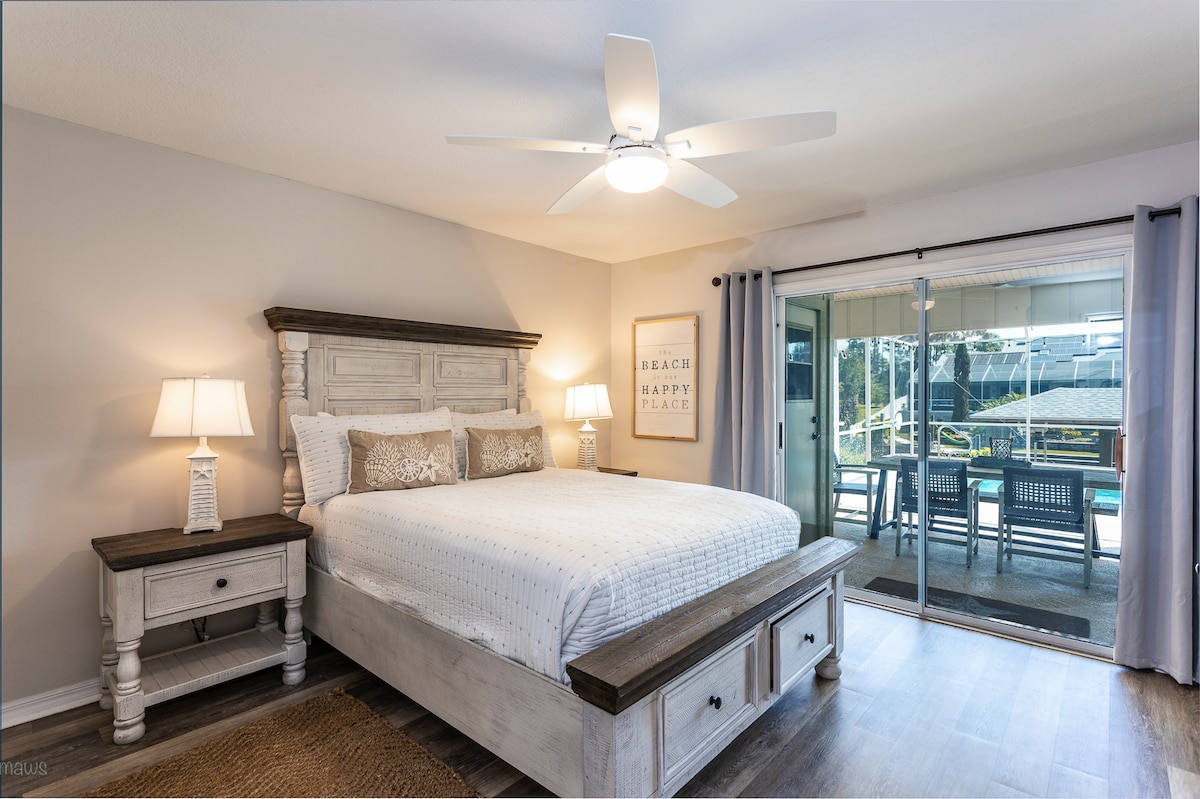 חדר שינה 2 - דלת זכוכית הזזה מובילה לאזור הבריכה.  