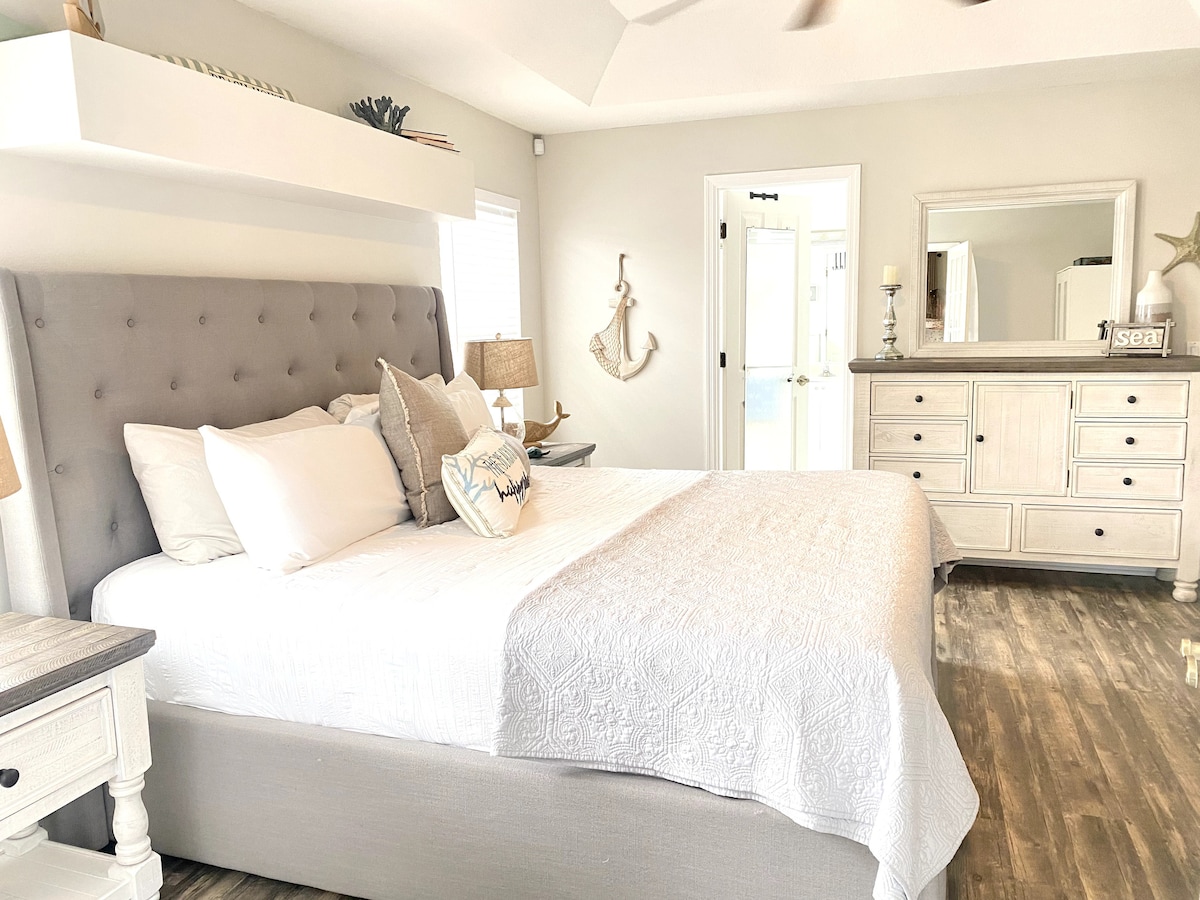 חדר שינה ראשי - חדר רחצה פרטי