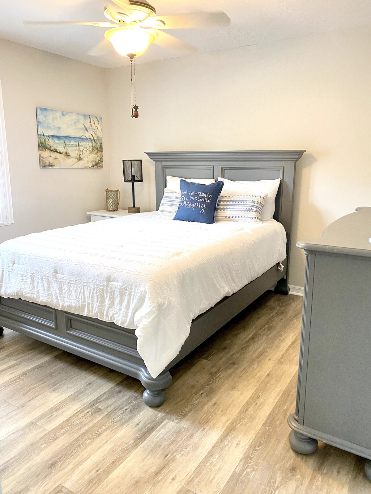 חדר שינה מס '2 מיטת קווין סייז עם מזרן קשיח יותר.  