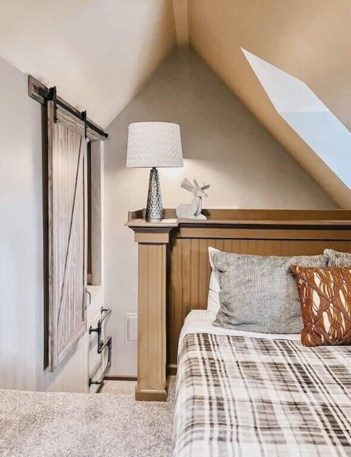 Queen bed loft bedroom upstairs.