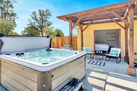 King Beds + Hot Tub • Cozy Wine Getaway