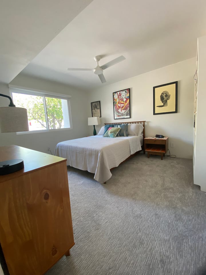 חדר שינה לאורחים עם מיטת קווין סייז