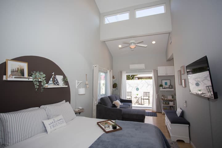 Entire guest suite with kitchen & private entrance - Guest suites for ...