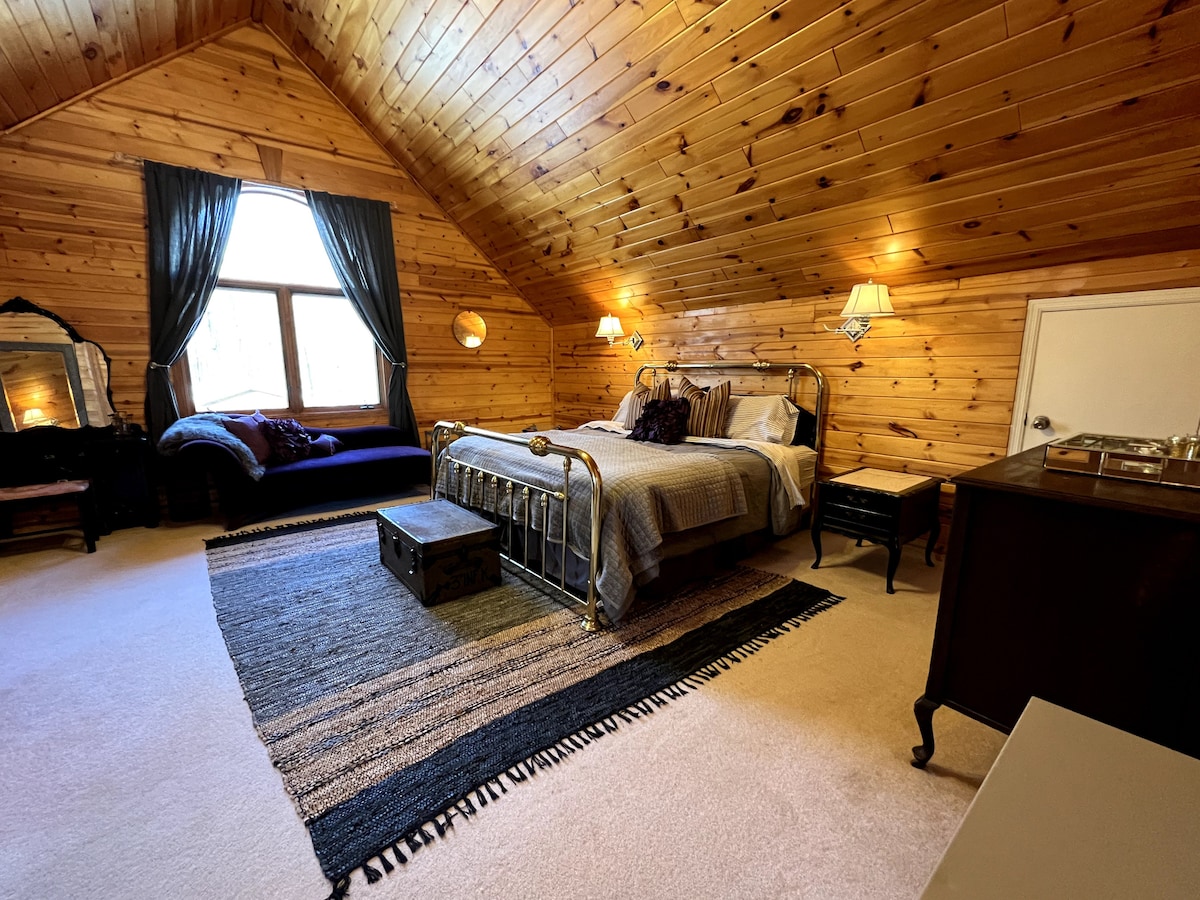 King Bedroom Upstairs 