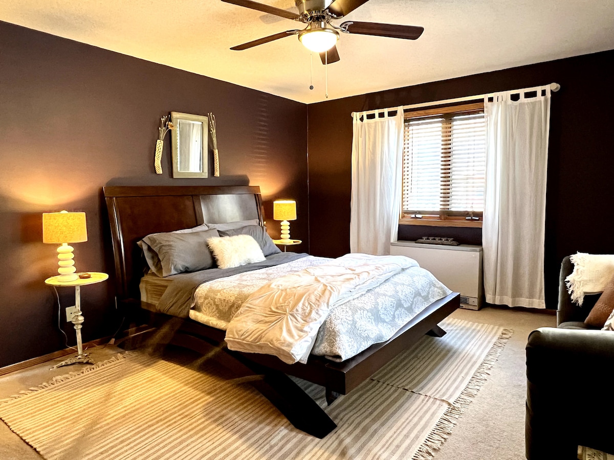 Queen bedroom downstairs