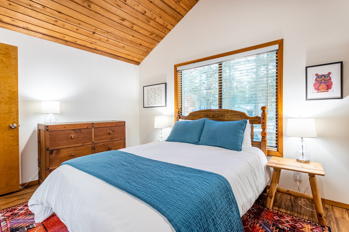 标准双人床卧室，二楼