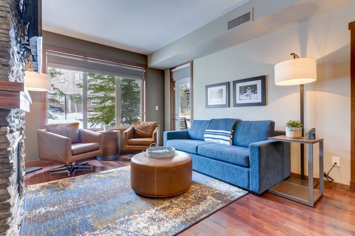 منطقة معيشة واسعة مع أريكة قابلة للسحب