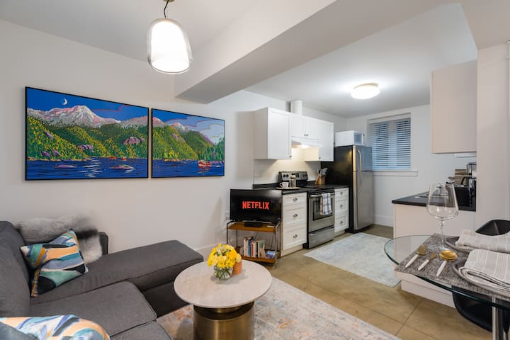 Beautiful 1 Bedroom Private Suite W/heated Floors - North Vancouver