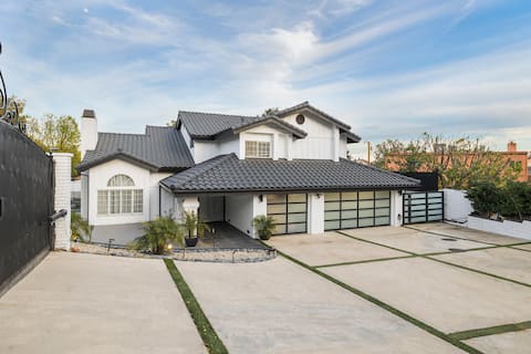 Luxurious Modern Hills Oasis Gated Estate POOL/SPA