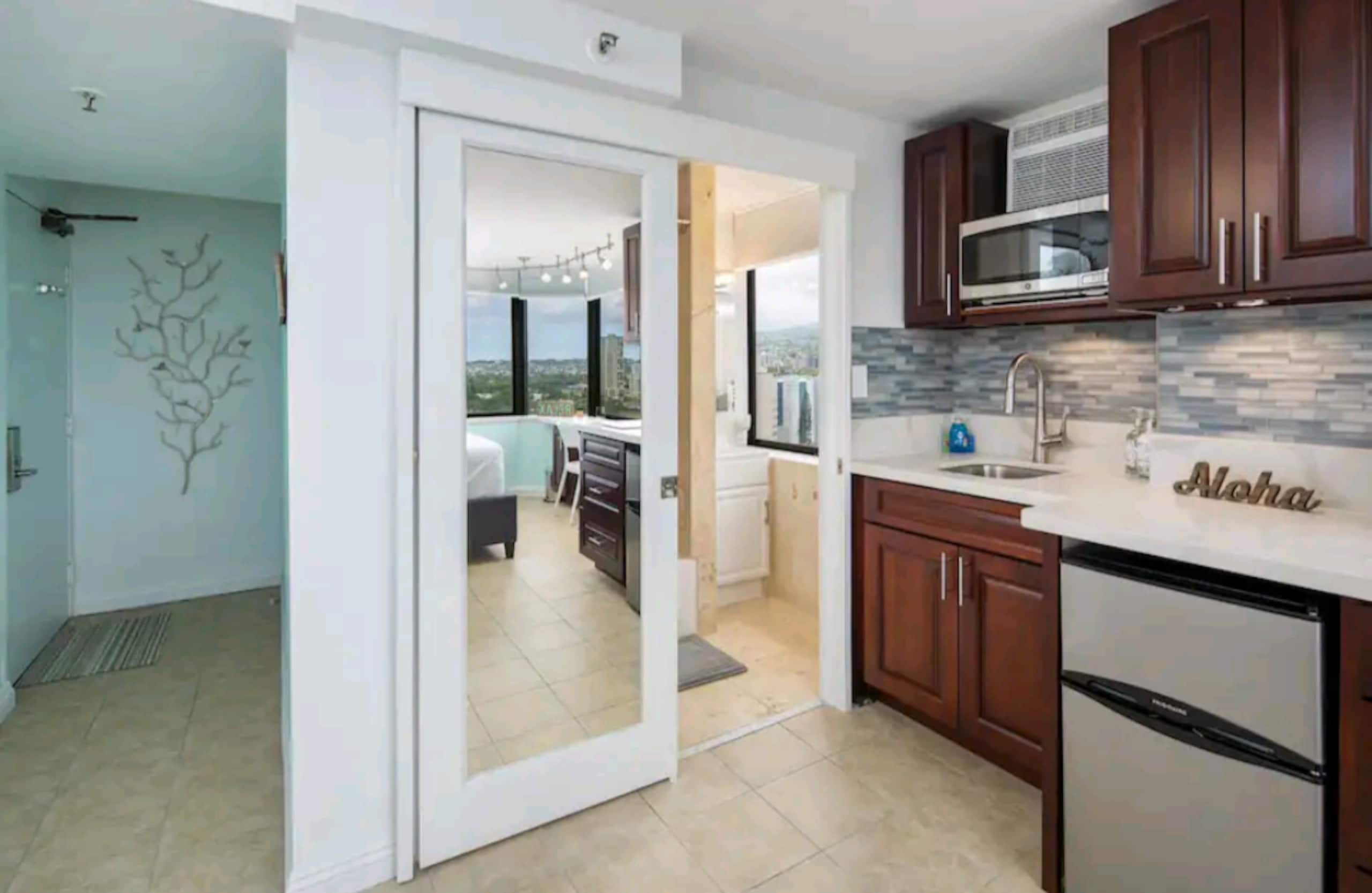 Condo in Honolulu · ★4.79 · Studio · 1 bed · 1 private bath - Image 3
