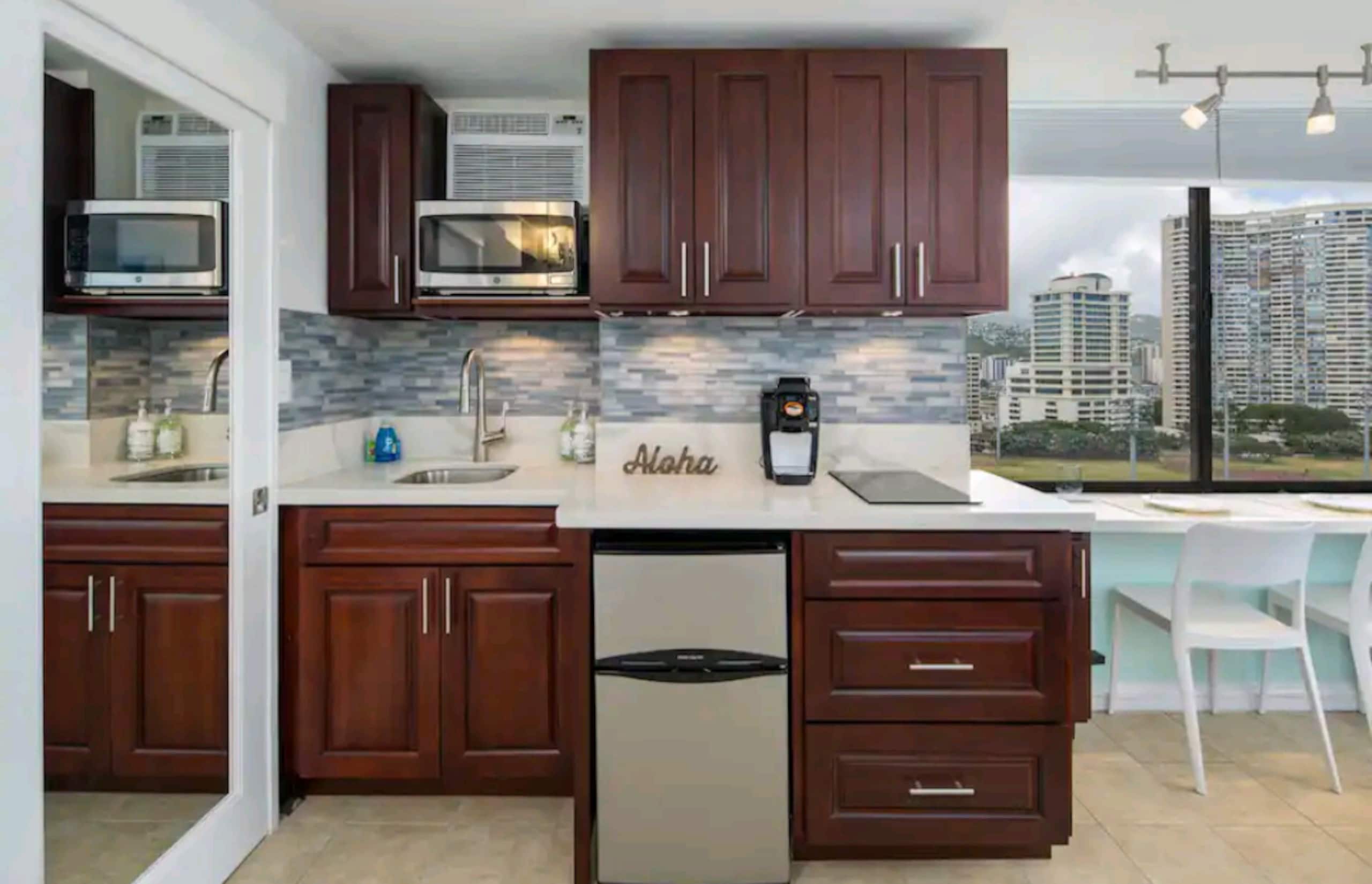 Condo in Honolulu · ★4.79 · Studio · 1 bed · 1 private bath - Image 2