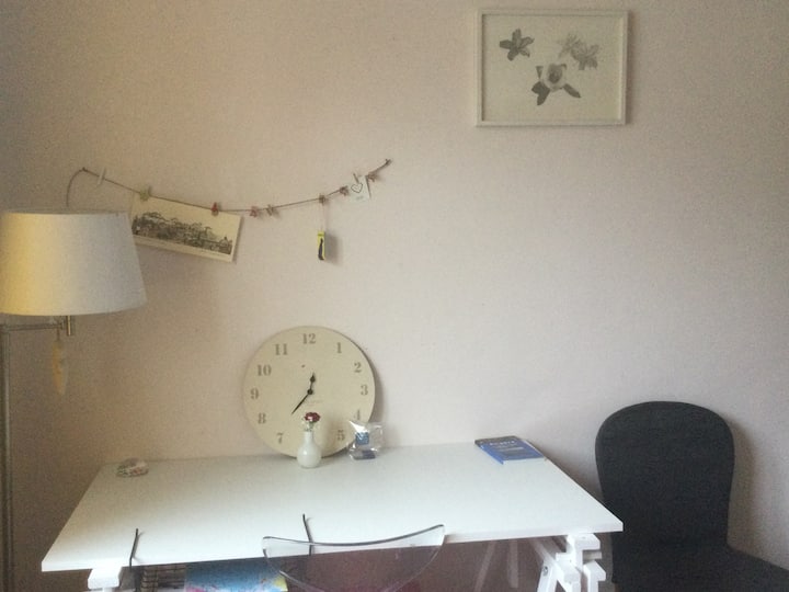 Სამუშაო მაგიდა ოთახში 