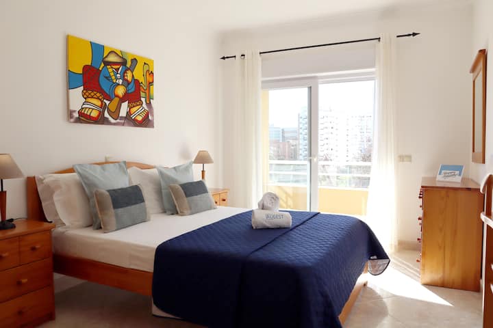Quarto com cama de casal, com acesso à varanda, lençóis e to toalhas incluídas/ Bedroom with a double bed with access to the balcony, מצעים ומגבות כלולים