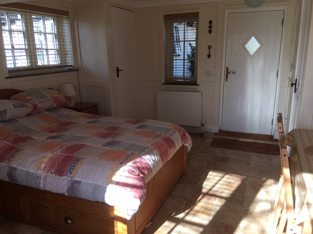 Cómoda cama doble de tamaño completo.