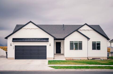 Cheerful 3 bedroom Home in family neighborhood