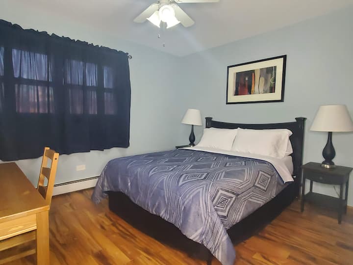 Cama tamaño queen en el segundo dormitorio. Enorme armario, cortinas oscurecidas y persianas. También hay un escritorio en esta habitación.