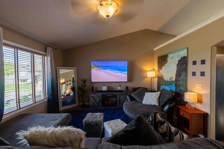 ห้องนั่งเล่นชั้นบนพร้อมสมาร์ททีวีและสถานที่ดับเพลิง 