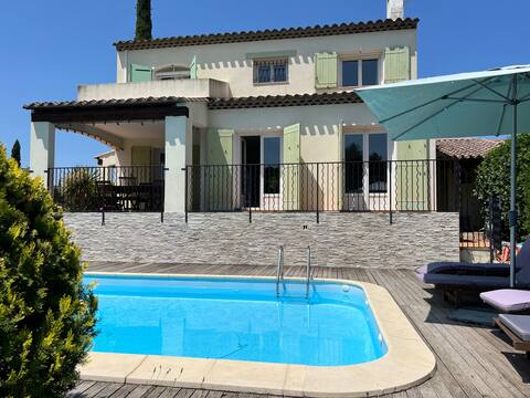 Villa with swim pool & view on park