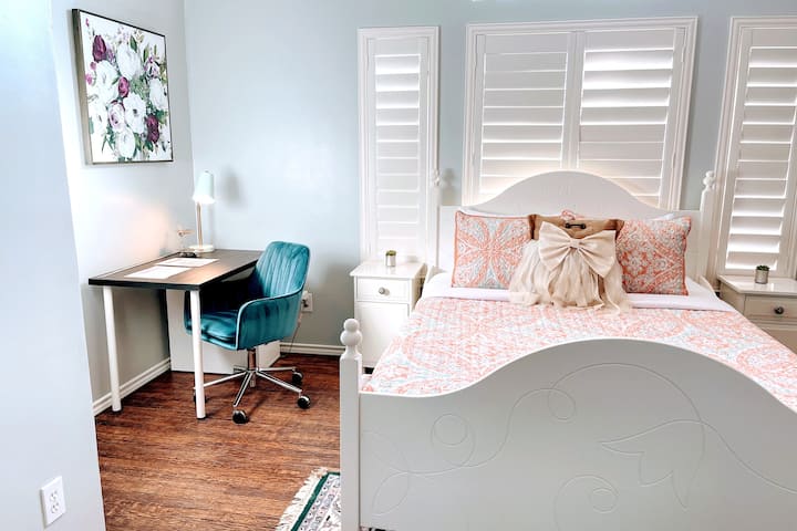 Troisième chambre avec lit Queen Size et bureau d'ordinateur. Cette chambre dispose d'une télévision intelligente.