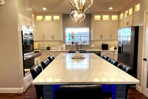 Modern Luxury Villa w/ King beds & Heated pool/spa