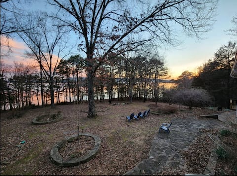 Waterfront Retreat- Direct lake front