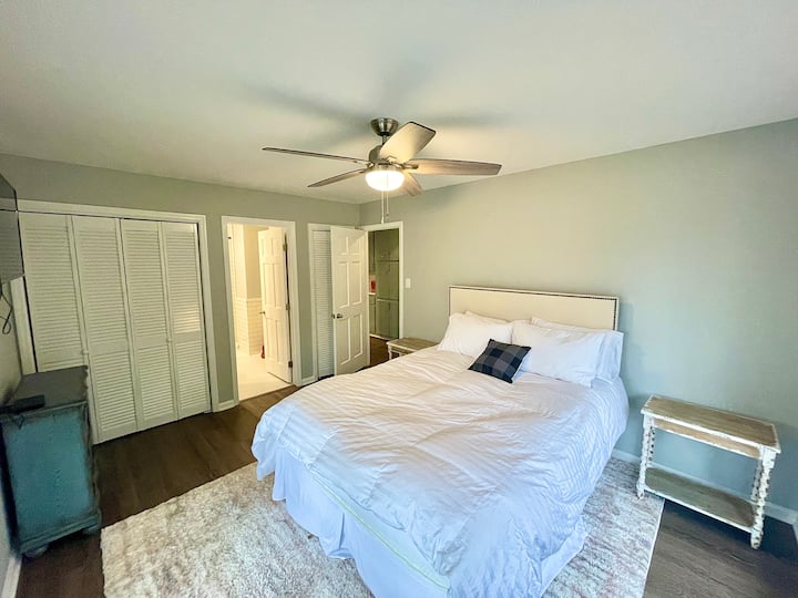 Nuestro dormitorio más favorito de la casa, ya que está al otro lado de la casa, aislado del resto de la casa. Hay acceso directo al porche trasero con vistas claras al lago. ¡El edredón es súper suave! Televisión inteligente por cable.