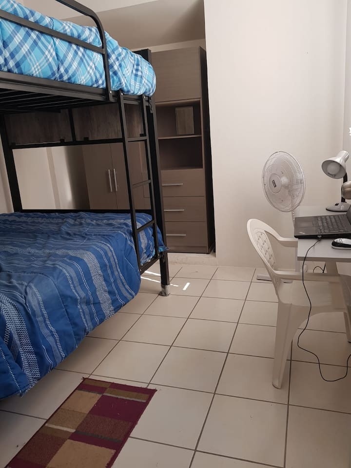 Svaka spavaća soba ima dovoljno prostora za  rad i ormar. Kreveti imaju plahte, deke i jastuke 