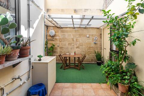 One Lemon Tree apartment (1.6 km from Airport)