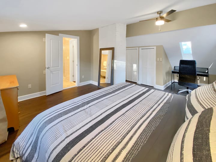 Glavna spavaća soba na 2. katu s uredskim prostorom