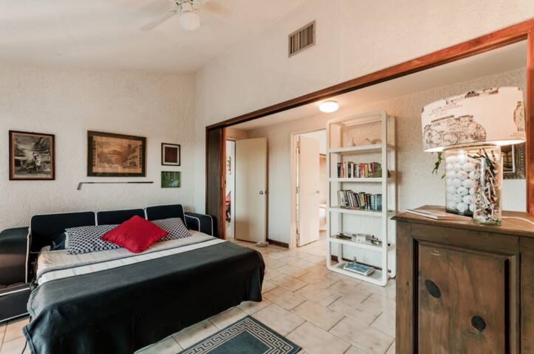 Studio canapé-lit avec ventilateur de plafond.