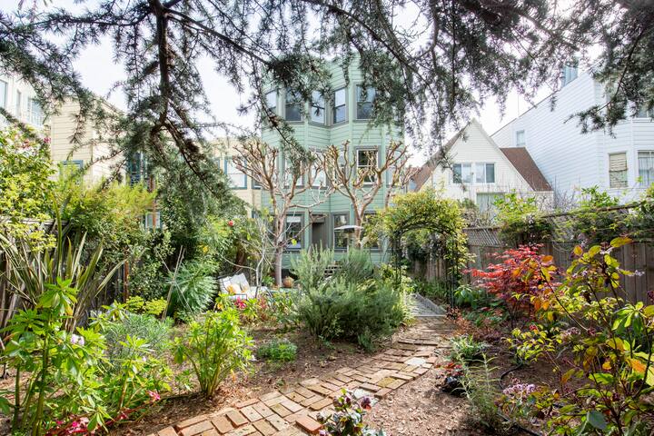 Light filled flat with a secret garden gallery image 4