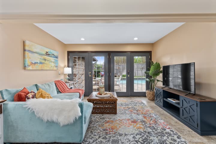 Living area with relaxing view of the pool and backyard. 